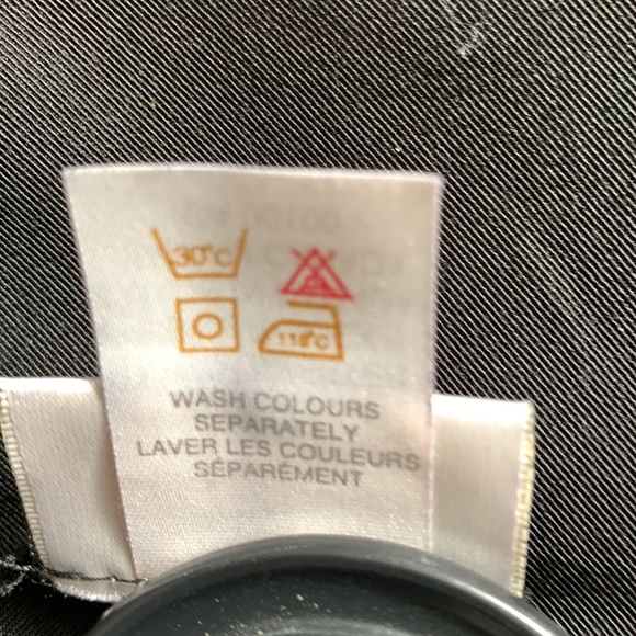 GLORIA Vanderbilt skirt with zipper and slit in back. - Picture 10 of 10